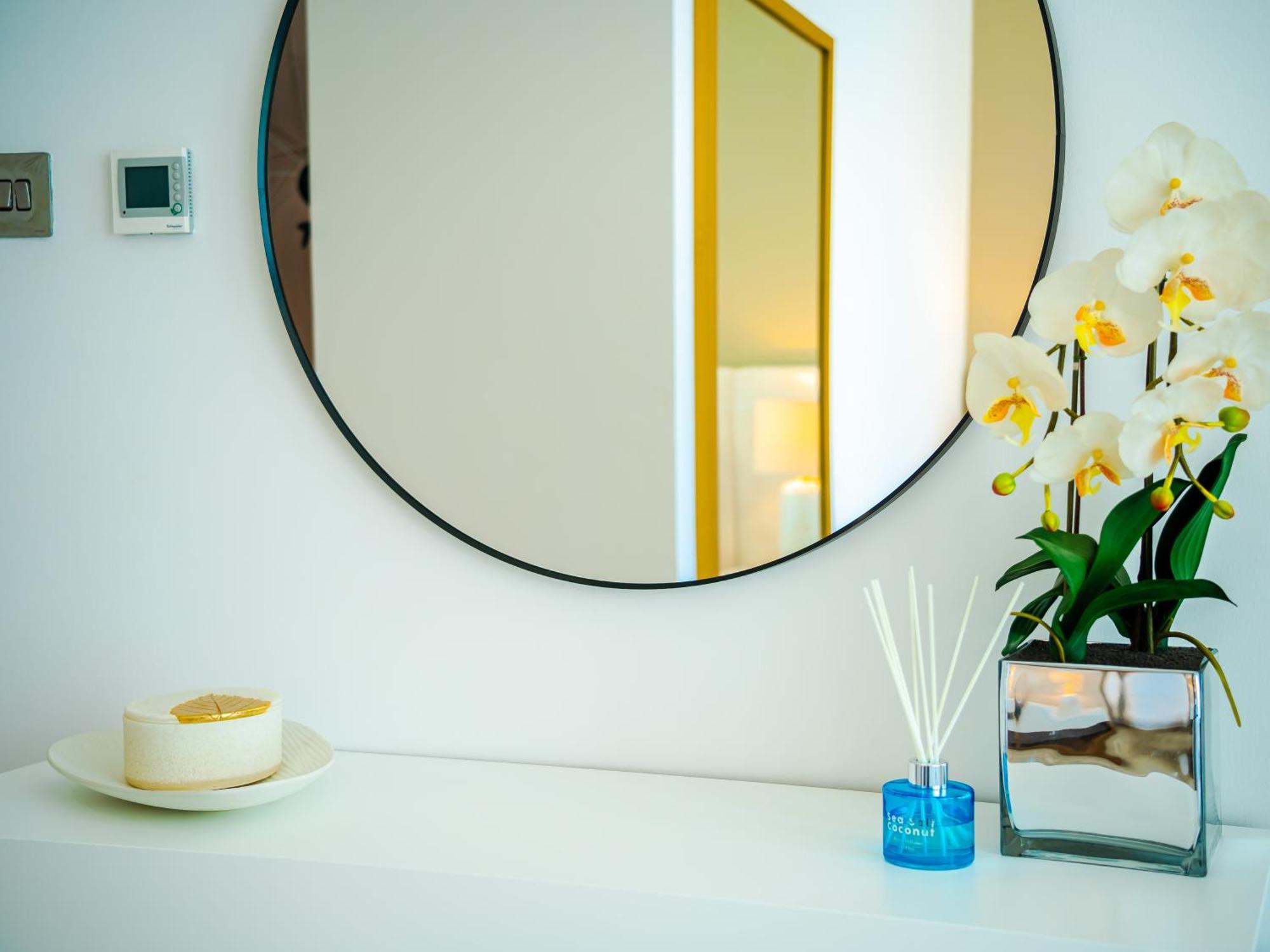 Sophisticated 1 Bed In Marina *